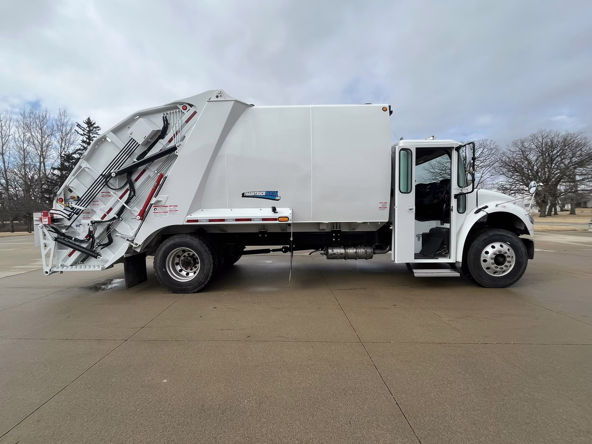 Modern rear load garbage truck with dual drive positions for commercial waste collection#1.6